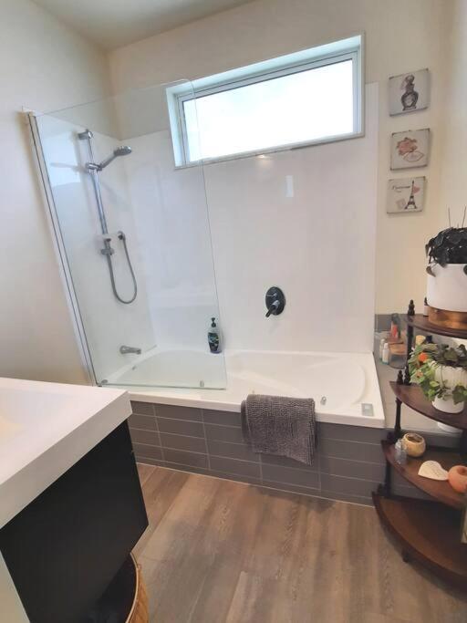 Banbury Deluxe With Spa Bath! Private Courtyard! Квинстаун Экстерьер фото